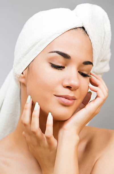 뽀샤시 젊은 여성의 스파 - clear sky human skin towel spa treatment 뉴스 사진 이미지