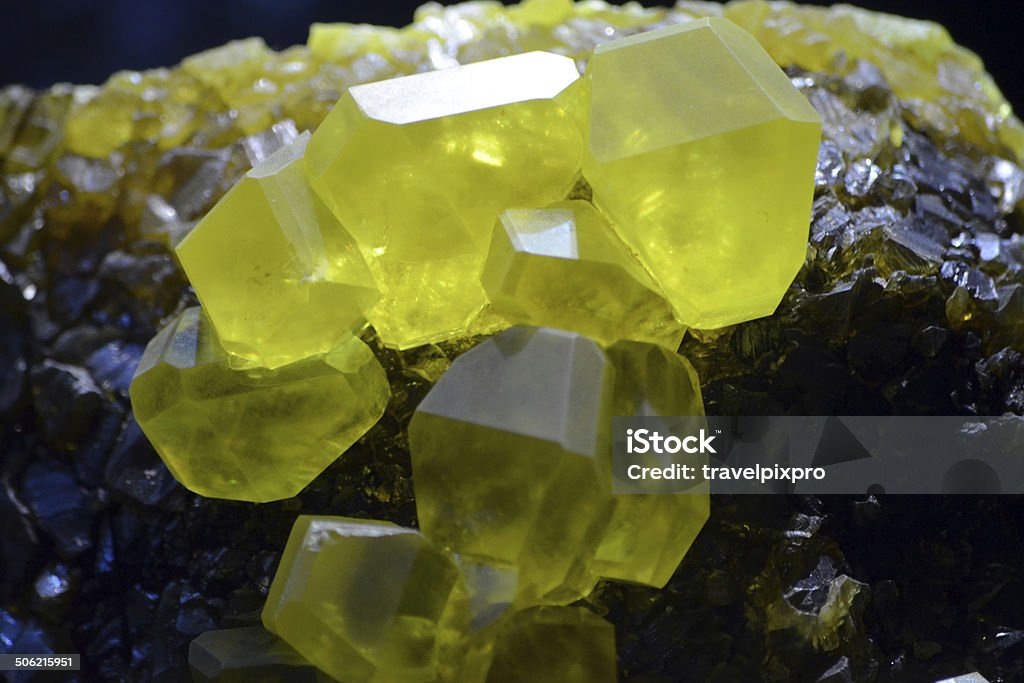 Cristal vert-jaune SULFURE Macro - Photo de Beauté de la nature libre de droits