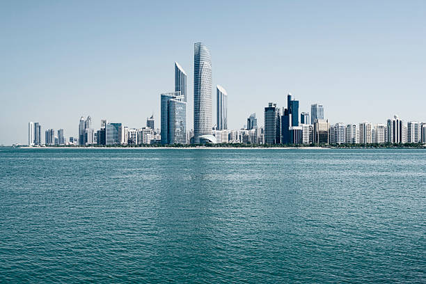 edificios en abu dhabi, emiratos árabes unidos - dubai built structure business skyscraper fotografías e imágenes de stock