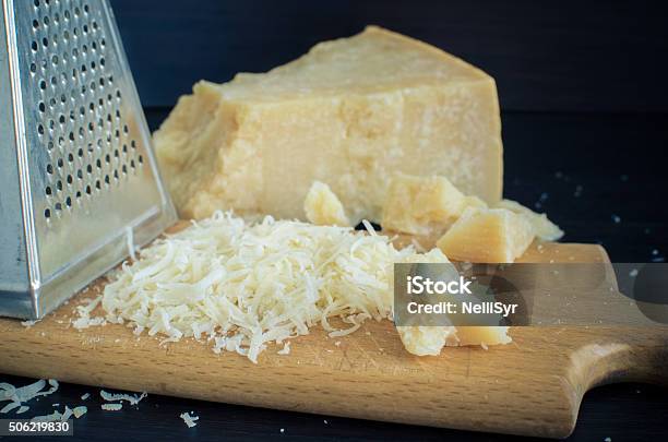 Haufen Von Geriebenem Parmesan Stockfoto und mehr Bilder von Parmesan - Parmesan, Geschreddert, Gerieben