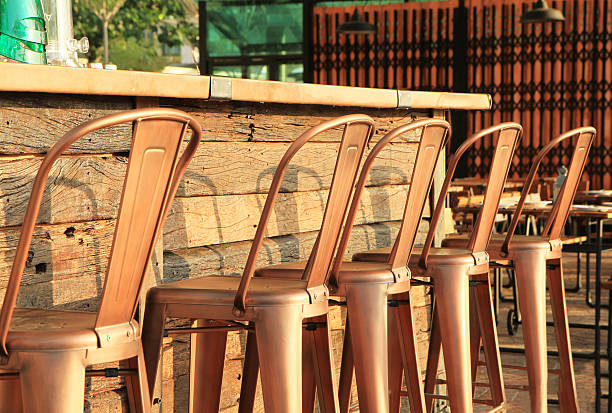 metalowe się w barze stolce - bar stool chair cafe zdjęcia i obrazy z banku zdjęć