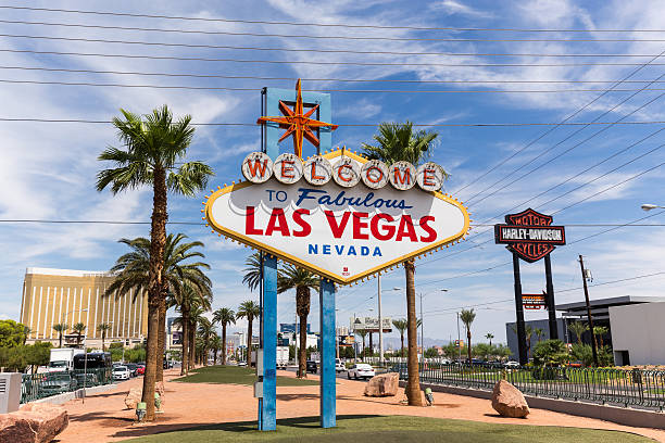 señal de bienvenido a las vegas en las vegas, usa - welcome to fabulous las vegas sign photography landmarks travel locations fotografías e imágenes de stock