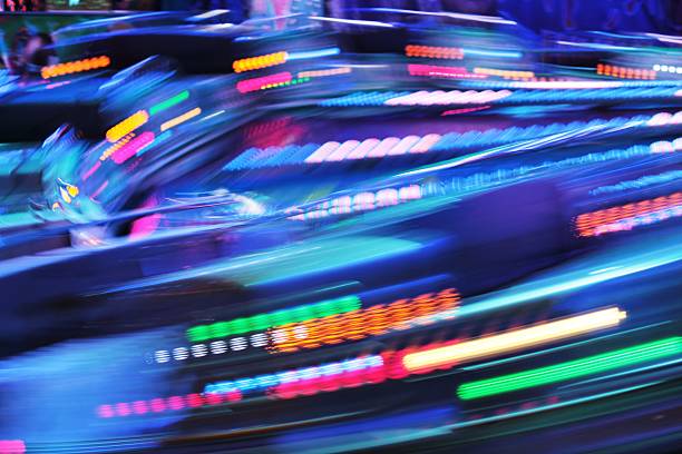 parc des expositions de lumières en mouvement rapide - blurred motion amusement park spinning lighting equipment photos et images de collection