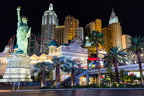 vista de la ciudad de nueva york-hotel en nueva york y casino en la noche - las vegas metropolitan area hotel built structure tourist resort fotografías e imágenes de stock