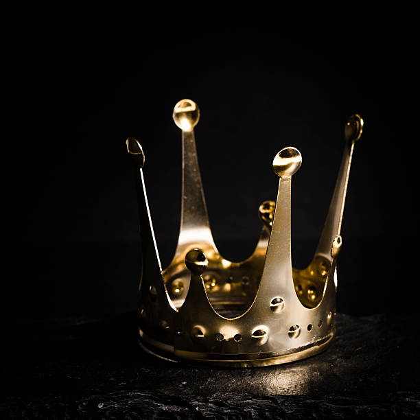 Coroa de ouro com fundo escuro - foto de acervo