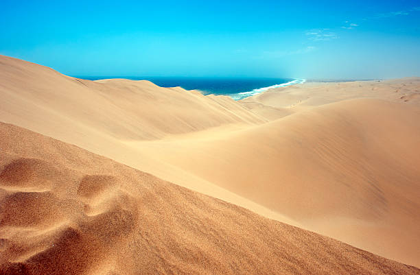 walvis baía sandscape para o mar, namíbia - sandscape imagens e fotografias de stock