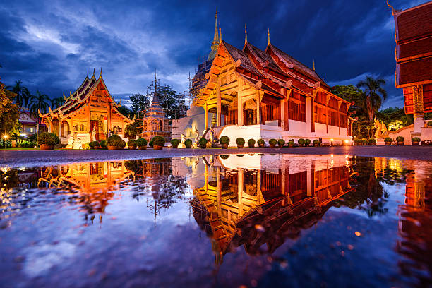 wat phra singh à chiang mai - wat phra sing photos et images de collection