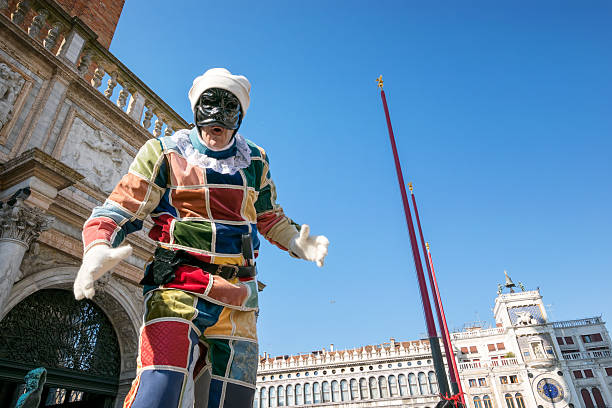 harlequin na karnawał w wenecji - venice italy mask harlequin venice carnival zdjęcia i obrazy z banku zdjęć