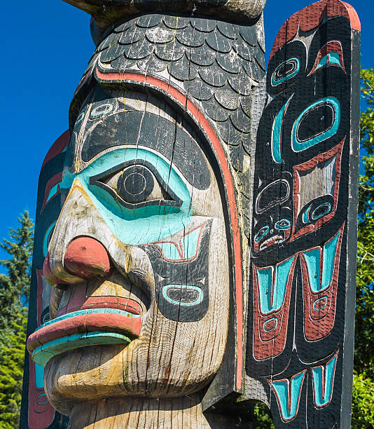 totem cara - native american statue wood carving imagens e fotografias de stock