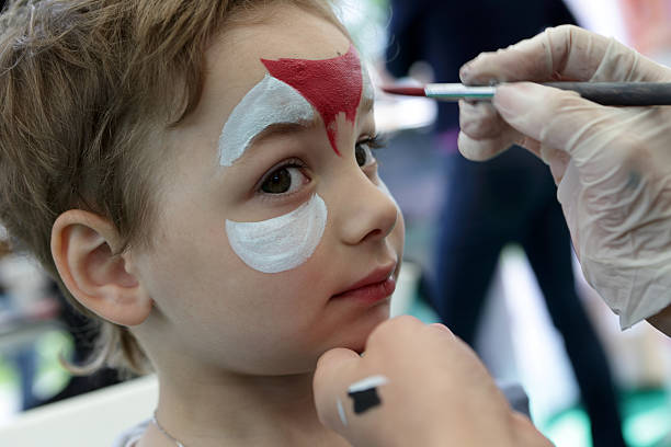 criança com pintura de rosto - make up cosmetics make up brush brushing - fotografias e filmes do acervo