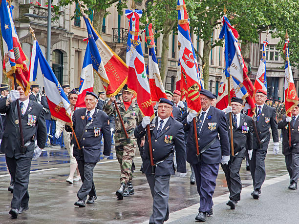 veterani che hanno marciato per il giorno della bastiglia parata annuale, lille - marines uniform medal armed forces foto e immagini stock