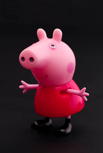 cerdo peppa sobre fondo negro - peppa pig figurine toy fotografías e imágenes de stock