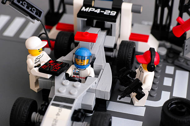 mclaren mercedes pit pase por lego campeones de alta velocidad - formula one racing fotografías e imágenes de stock