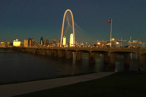 istock Sunset view of bridge into Dallas 506283654