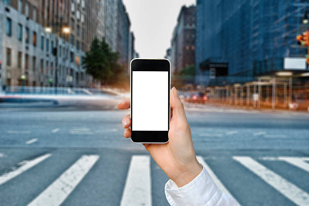 smart phone con sfondo sfocato città - business blurred motion text messaging defocused foto e immagini stock