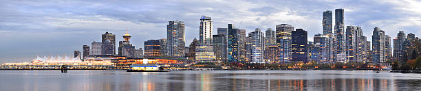 panorama do horizonte de vancouver - vancouver skyline canada panoramic - fotografias e filmes do acervo