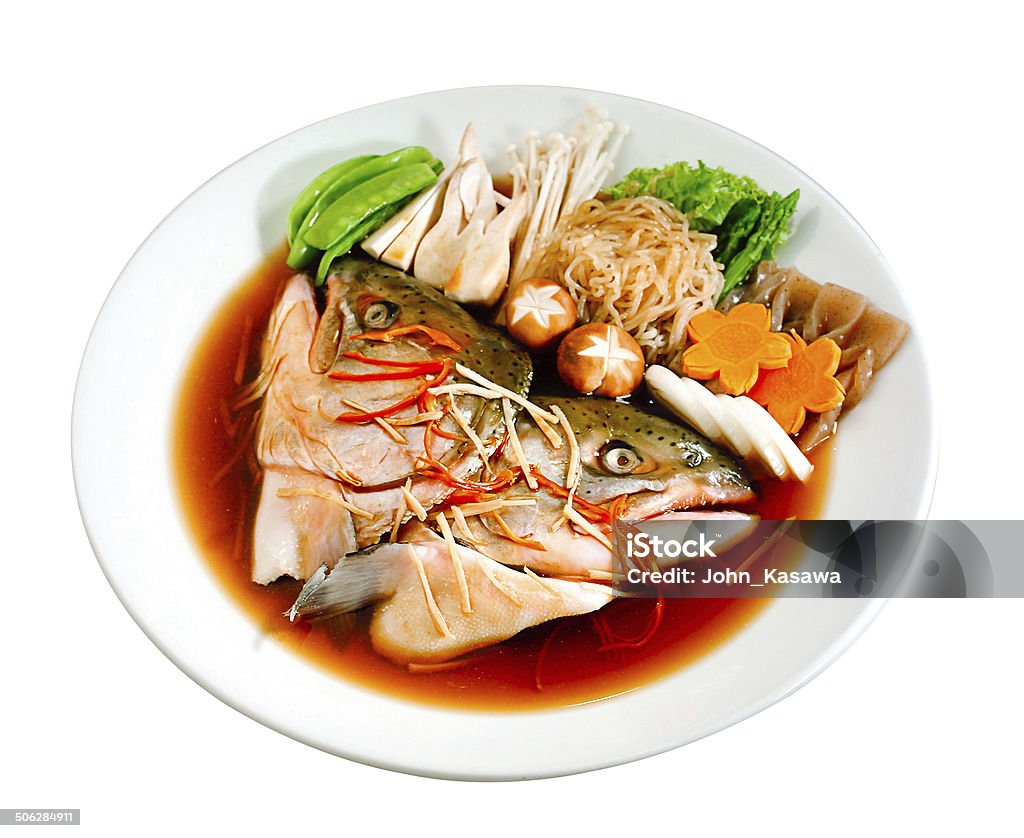 Japonês peixes cozidos no vapor com molho e legumes. - Foto de stock de Aspargo royalty-free