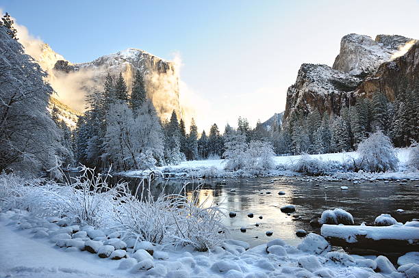 dolina yosemite po świeżym śniegu - winter stream river snowing zdjęcia i obrazy z banku zdjęć