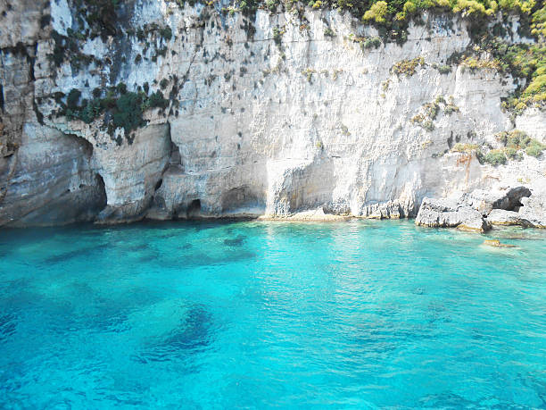 istock Clear blue see -green sea 506285843