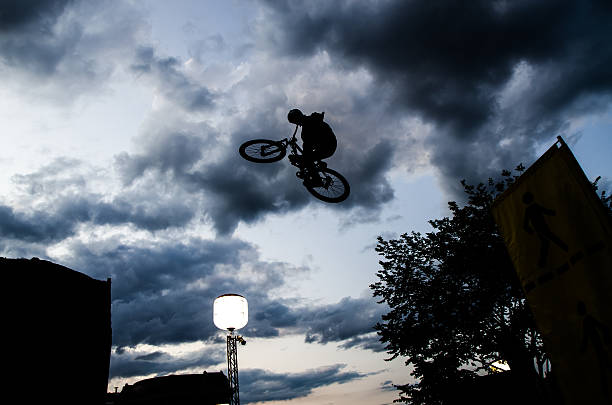 サイクリストシルエット - bmx cycling bicycle street jumping ストックフォトと画像