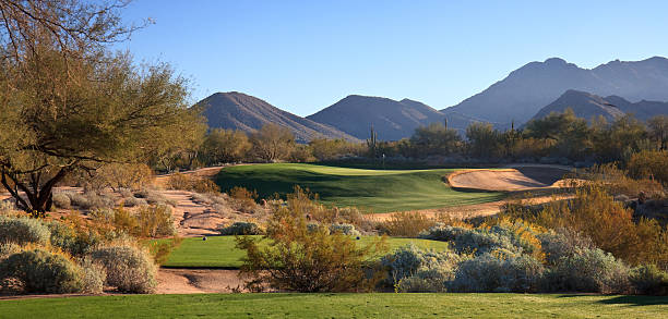 belo campo de golfe desert no sudoeste dos estados unidos - golf course golf sand trap beautiful - fotografias e filmes do acervo