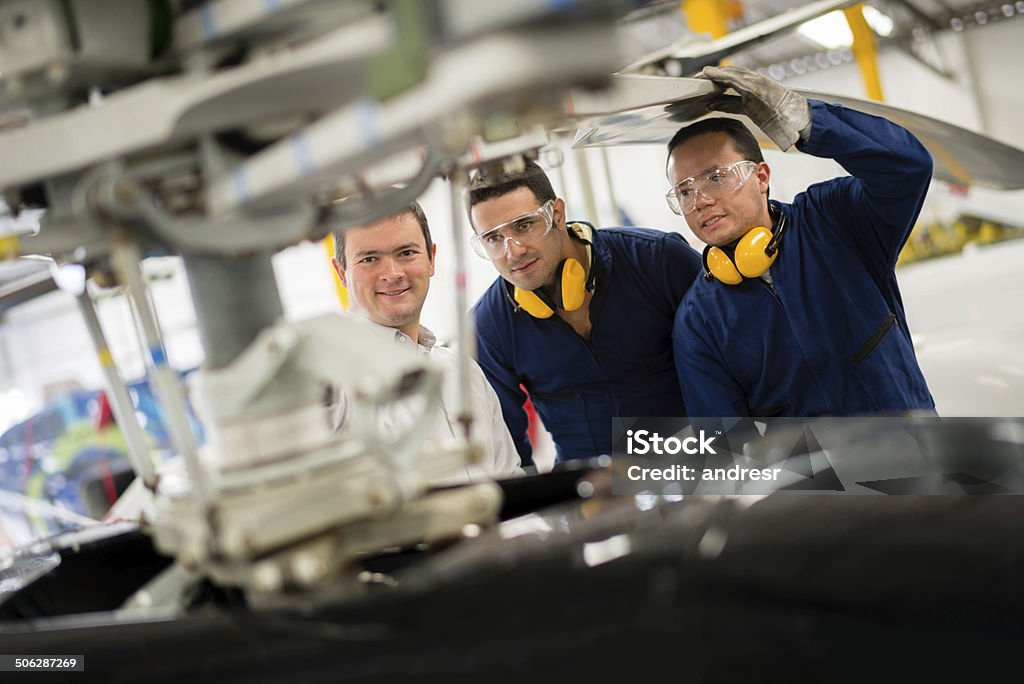 Mechanik Arbeiten auf einem Hubschrauber - Lizenzfrei Maschinenteil - Ausrüstung und Geräte Stock-Foto