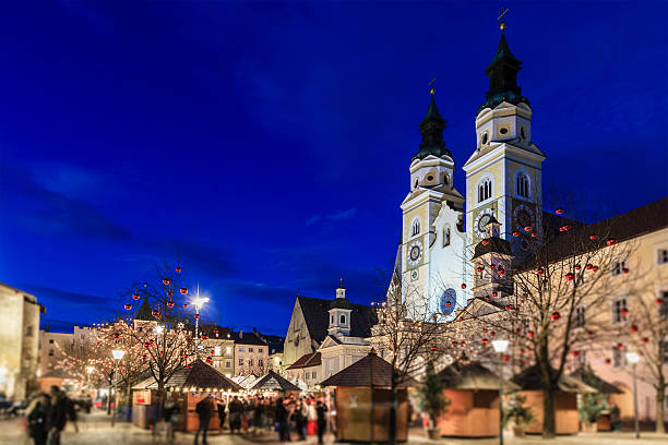 mercado de natal em brixen-bressanone, itália - bressanone imagens e fotografias de stock