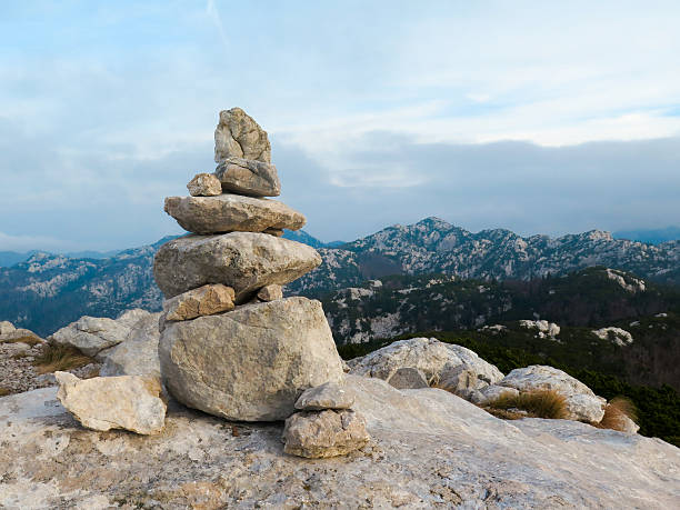 Stone mark 1 Stone pile mark on the mountain peak cairn stock pictures, royalty-free photos & images