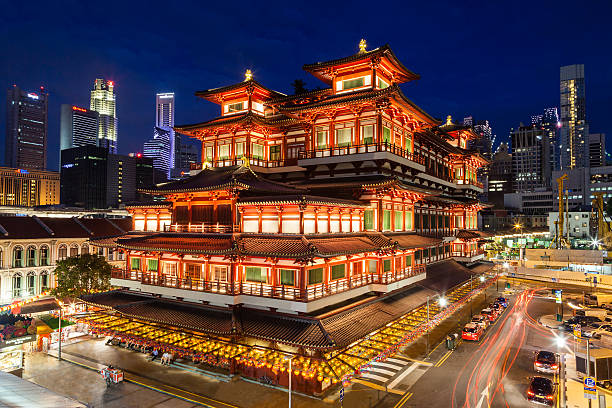 notte vista di un tempio cinese nella chinatown di singapore - temple singapore city singapore buddhism foto e immagini stock
