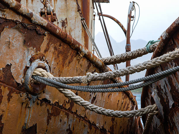 cordas de navio antigo, quase rasgado naufrágio de barco de fisher - fugacity imagens e fotografias de stock