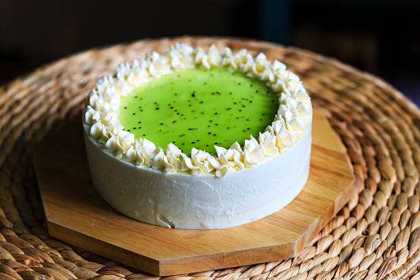 decorate la torta di kiwi crema torta superficie rivestito - cake multi colored layered photography foto e immagini stock