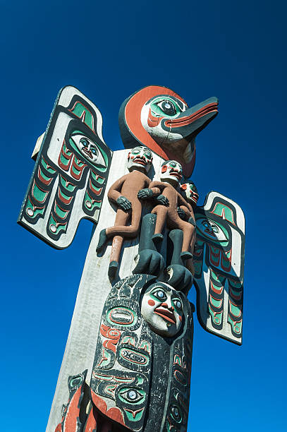 antiga, totem muito finos esculpidos tribal - native american statue wood carving imagens e fotografias de stock