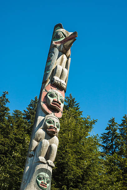 árvore genealógica - native american statue wood carving imagens e fotografias de stock