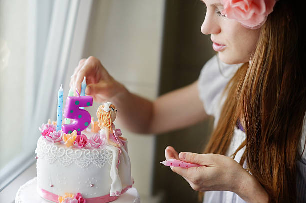 若い母娘 誕生 ケーキのデコレーション - cake birthday domestic kitchen child ストックフォトと画像