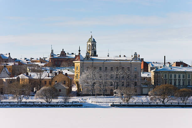 winter wiburg. schnee auf den dächern - viborg stock-fotos und bilder