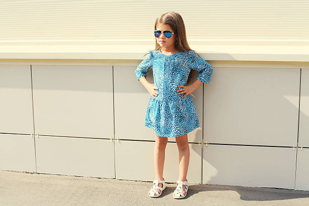 美しい小さな女の子お子様を履いて、ドレスとサングラス、レオパード - women sunglasses little girls glamour ストックフォトと画像