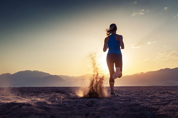 junge frau laufen - running marathon jogging track event stock-fotos und bilder