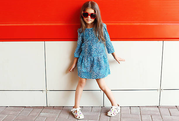 modello bella piccola bambina con un abito leopardo e pulisci occhiali - style fashion funky elegance foto e immagini stock