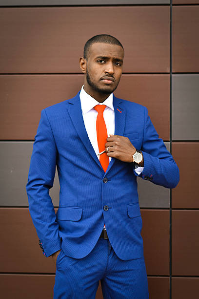 estudante africanos, empresário, advogado com estilo oficial corrige uma gravata. - 20s businessman suit people - fotografias e filmes do acervo