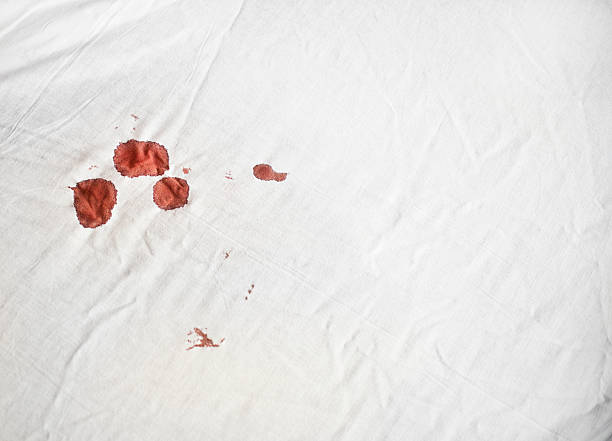 Manchas sangre en una hoja blanca - foto de stock
