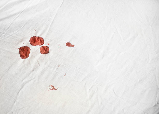 Sangue su un foglio bianco - foto stock