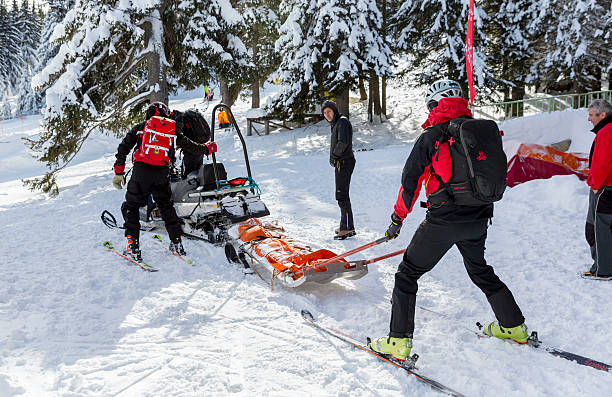 гора служба экстренной - ski insurance стоковые фото и изображения