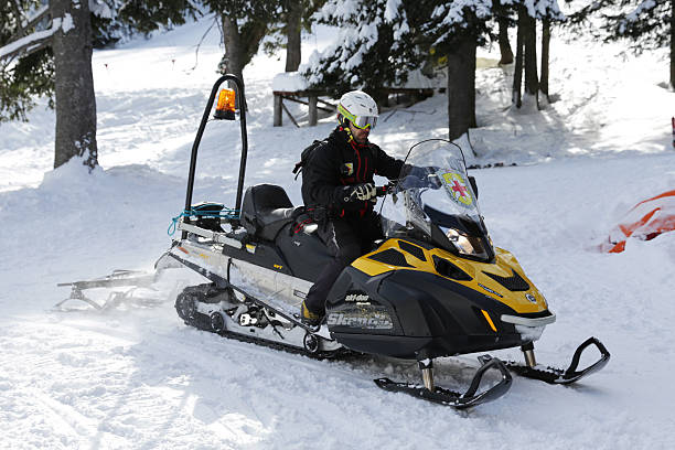 las montañas en trineo rescate servicio de automóvil - ski insurance fotografías e imágenes de stock