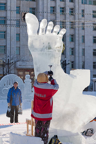 khabarovsk, russia - 23 gennaio 2016: concorso di sculture di ghiaccio - ice carving sculpture chisel foto e immagini stock