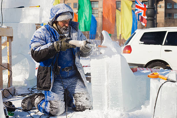 khabarovsk, russia - 23 gennaio 2016: concorso di sculture di ghiaccio - ice carving sculpture chisel foto e immagini stock