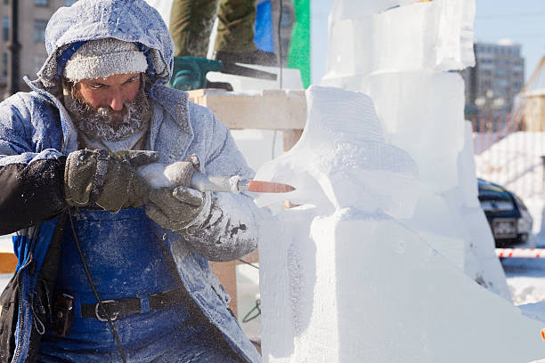 khabarovsk, rússia - 23 de janeiro de 2016: escultura de gelo de concorrência - ice carving sculpture chisel - fotografias e filmes do acervo