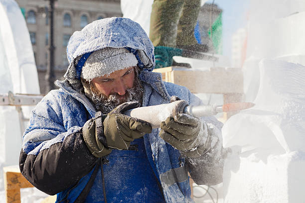 khabarovsk, russia - 23 gennaio 2016: concorso di sculture di ghiaccio - ice carving sculpture chisel foto e immagini stock