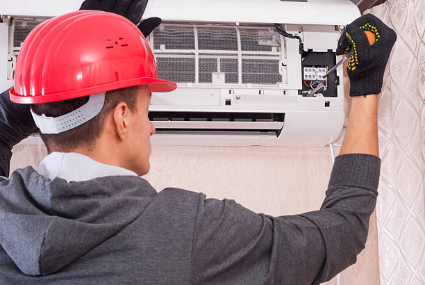 istock cleaning and repairs the air conditioner 506322410