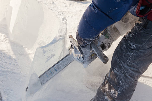 khabarovsk, russia - 23 gennaio 2016: concorso di sculture di ghiaccio - ice carving sculpture chisel foto e immagini stock