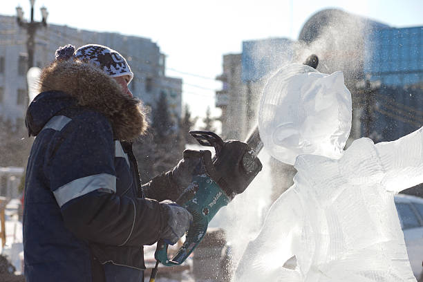 khabarovsk, russia - 23 gennaio 2016: concorso di sculture di ghiaccio - ice carving sculpture chisel foto e immagini stock